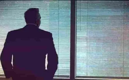 علامات الاعجاب عند الرجل من بعيد