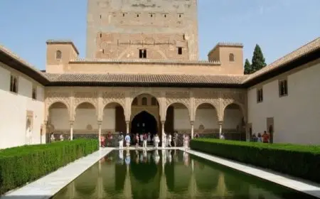 اين يقع قصر الحمراء؟