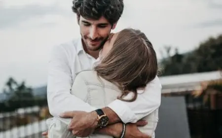 علامات إخفاء الحب عند الرجل