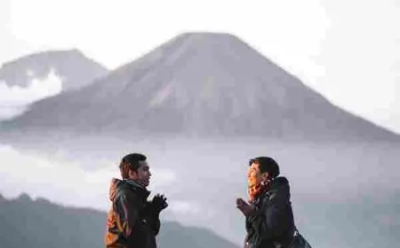 حوار بين شخصين عن قضايا الشباب