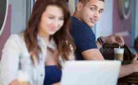 علامات إعجاب الرجل بالمرأة في العمل