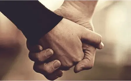 لماذا يحاول الرجل لمس يد المرأة