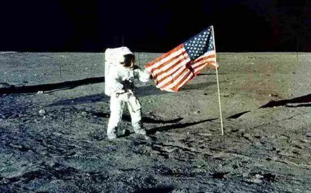 الهبوط على سطح القمر