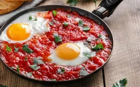 طريقة عمل بيض بصلصة الطماطم