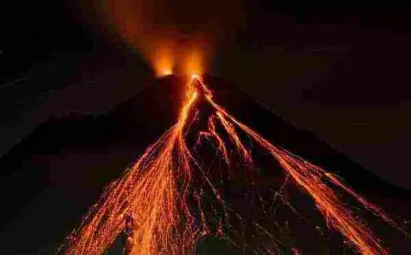 ما هي المادة التي تخرج من البركان