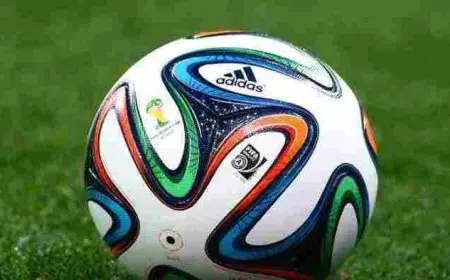 تضرب بلا سبب وتطير بلا جناح وتجلب الفرح والغضب فما هي؟