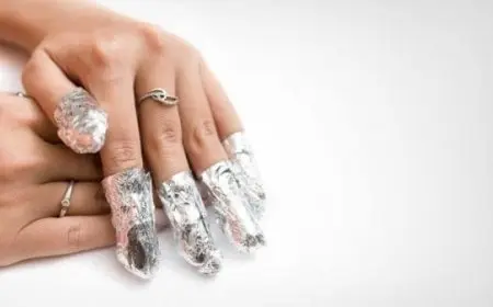 طريقة إزالة صمغ الأظافر