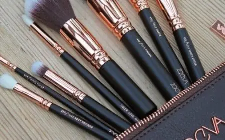 أنواع فرش المكياج واستخداماتها بالصور