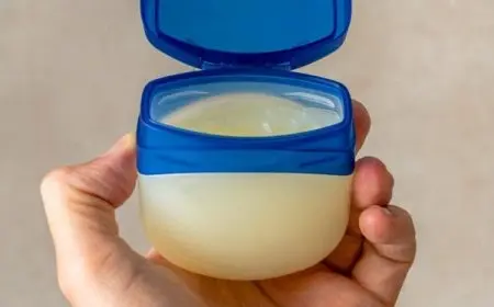 فوائد الفازلين للبشرة الدهنية