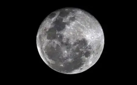 ما السبب الرئيسي الذي يسمح لنا برؤية القمر؟