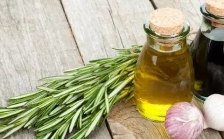 فوائد زيت إكليل الجبل لتطويل الشعر بسرعة