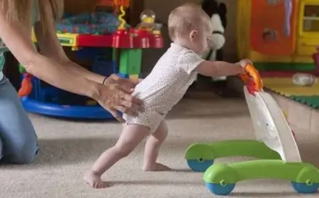 كيف نساعد الطفل على المشي