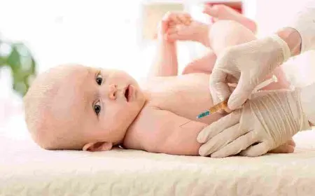 هل الطفل ينام كثيراً بعد تطعيم الشهرين