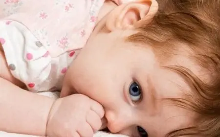 طفلي عمره ٣ شهور يمص يده