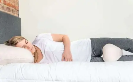 حكم وضع الوسادة بين الفخذين