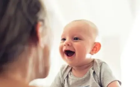 متى يبدأ الطفل يناغي