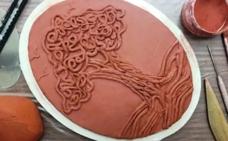 زخارف بارزة على المسطحات الطينية