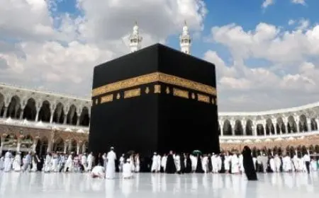 من أول من بنى الكعبة وما هي مراحل بنائها؟