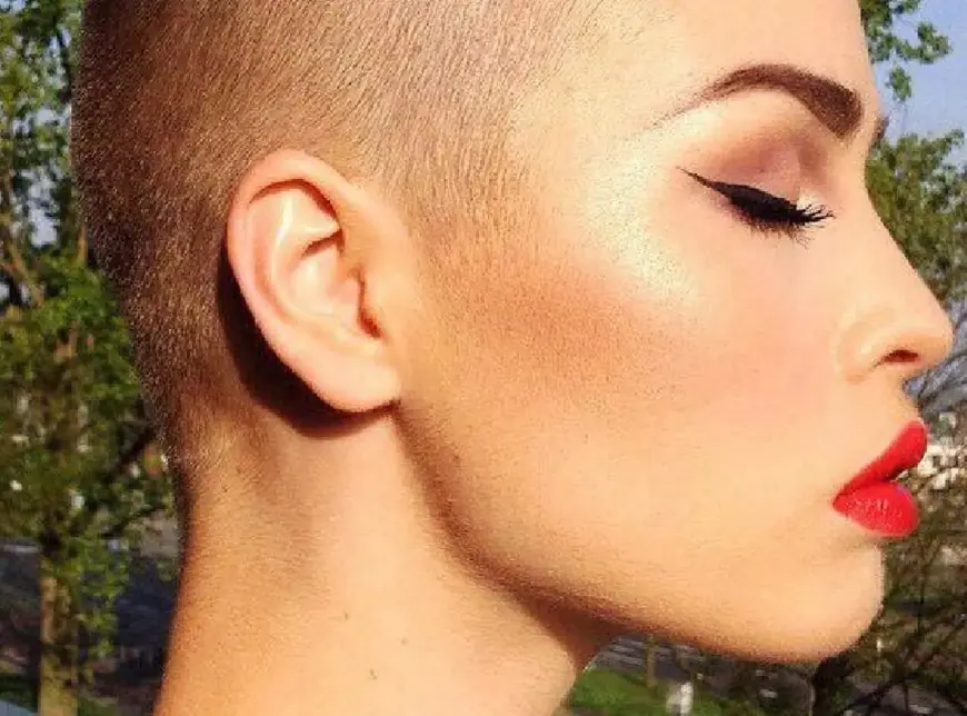 فوائد حلاقة الشعر بالموس للنساء